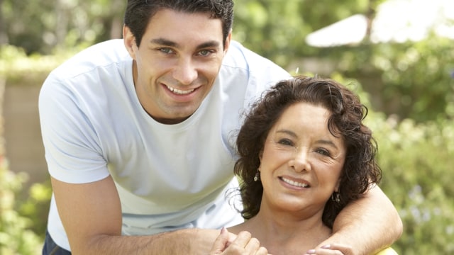 Anak laki-laki menjaga ibunya (Foto: Thinkstock)