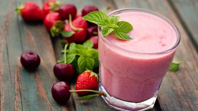 Konsumsi smoothie (Foto: Thinkstock)