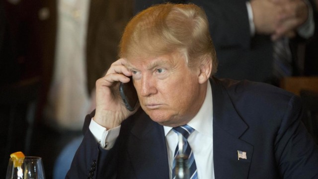 Trump dan telepon genggamnya (Foto: Matt Rourke/AP)