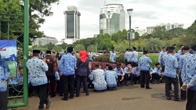 PNS yang santai saat Upacara Hari Pancasila (Foto: Nadia Riso/kumparan)