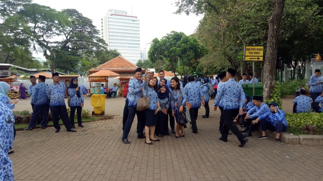 PNS yang selfie saat Upacara Hari Pancasila (Foto: Nadia Riso/kumparan)
