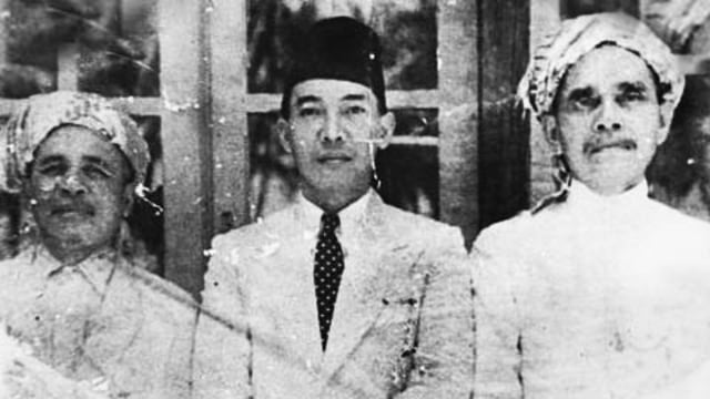 Syekh Mustafa, Sukarno, dan Syeikh Abbas (Foto: darulfunun.or.id)