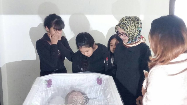 Anak Yana Zein melihat almarhum ibunya (Foto: Yurika Kencana/kumparan)