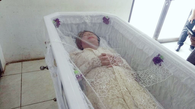 Yana Zein di dalam peti mati (Foto: Yurika Kencana/kumparan)