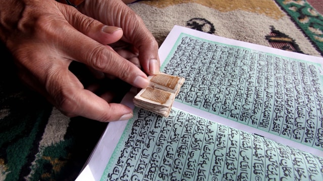 Al Quran mini bertinta emas (Foto: ANTARAFOTO/Yulius Satria Wijaya/aww/17.)