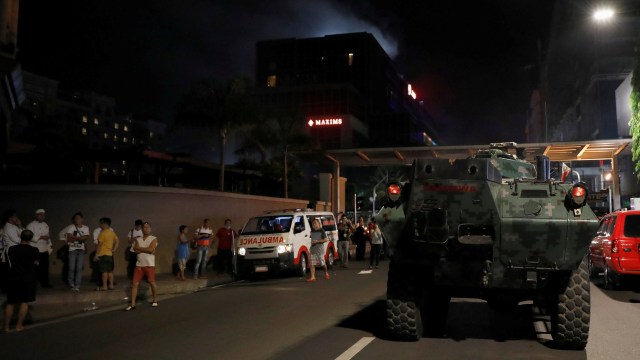 Mobil lapis baja tiba di lokasi ledakan di Manila. (Foto: REUTERS/Erik De Castro )