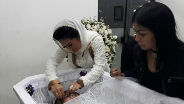Krisdayanti saat ngelayat almarhum Yana Zein (Foto: Yurika Kencana/kumparan)