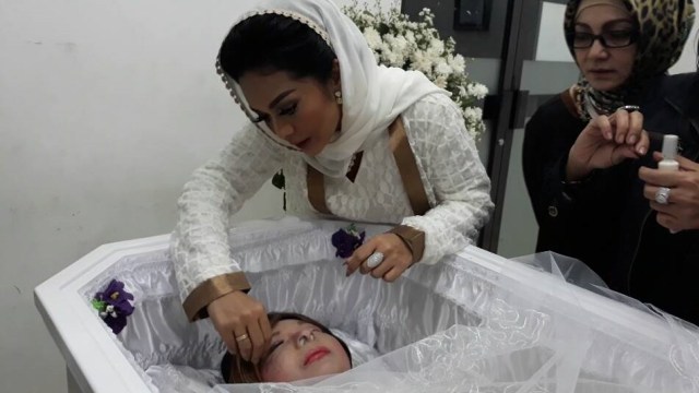 Krisdayanti saat ngelayat almarhum Yana Zein (Foto: Yurika Kencana/kumparan)