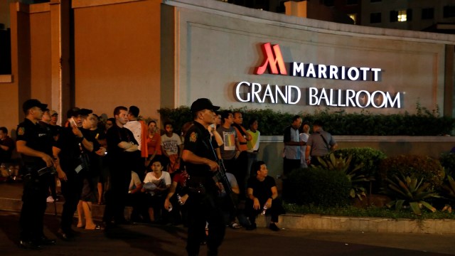 Polisi berjaga di lokasi penembakan di Manila (Foto: Reuters/Erik De Castro)