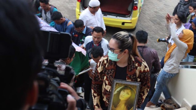 Jenazah Yana Zein tiba di masjid. (Foto: Cornelius Bintang/kumparan)