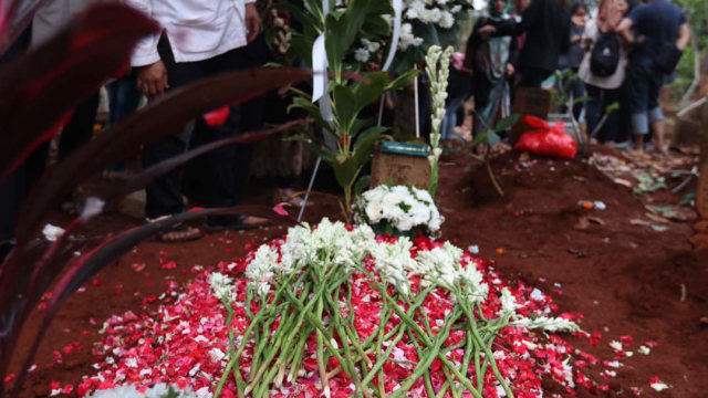 Pemakaman Yana Zein. (Foto: Cornelius Bintang/kumparan)
