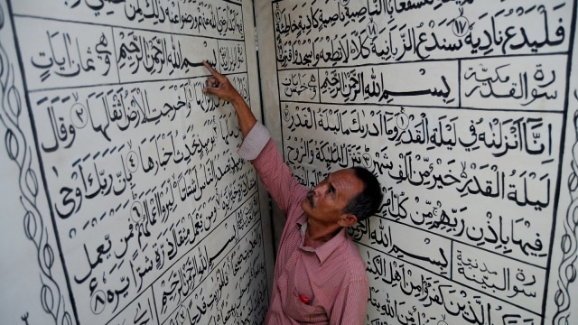 Alquran raksasa (Foto: Antara/Harviyan Perdana Putra)