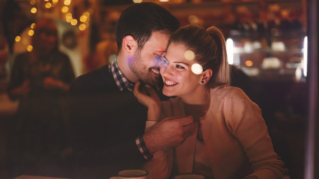 Sikap romantis harus dibangun dalam hubungan (Foto: Thinkstock)