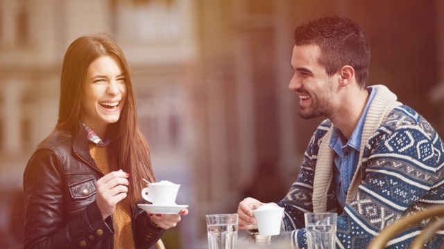 Sikap romantis harus ditunjukkan kedua pasangan (Foto: Thinkstock)