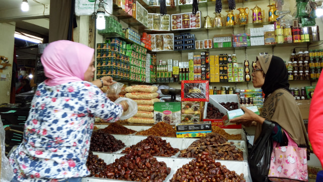 Pedagang kurma di Tanah Abang. (Foto: Nicha Muslimawati/kumparan)