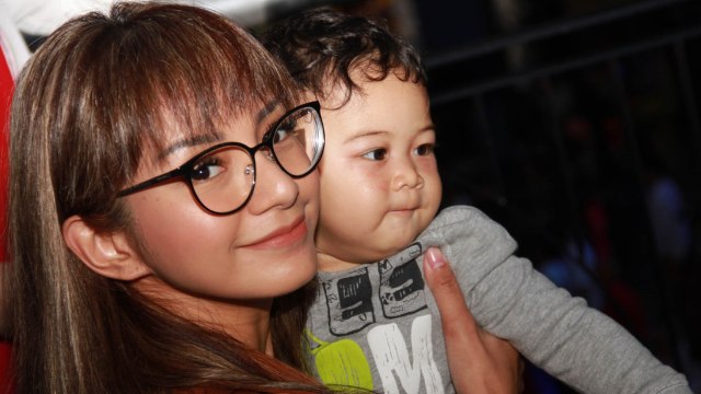 Kirana Larasati dan sang anak. (Foto: Munady Widjaja)