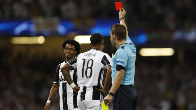 Cuadrado, "Come on, Ref?" (Foto: Reuters / John Sibley Livepic)