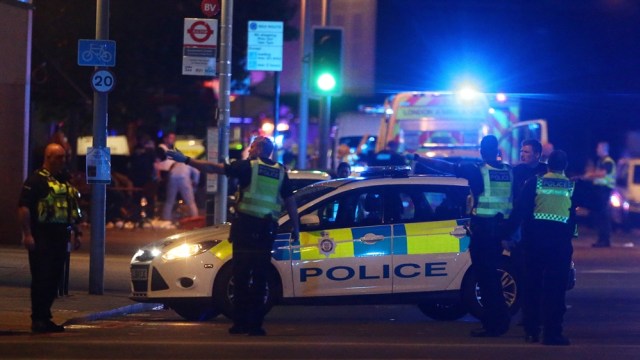 Polisi mengamankan kawasan Jembatan London (Foto: Reuters / Hannah McKay)