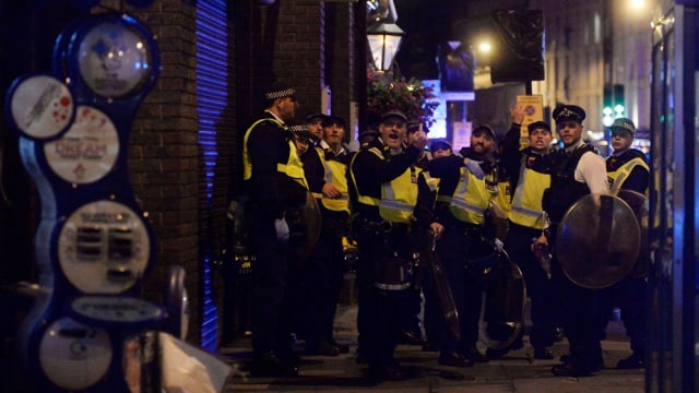 Polisi Metro London bergegas mengamankan lokasi (Foto: Reuters / Hannah McKay)