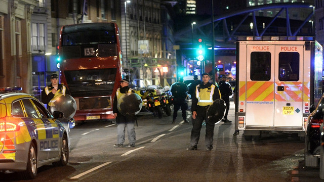 Sebuah truk van menabrak trotoar London (Foto: Reuters / Hannah McKay)