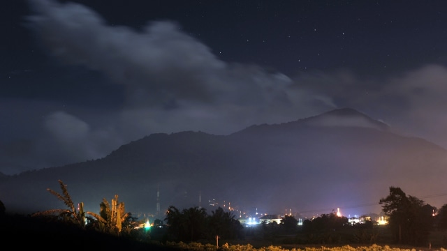 Erupsi Gunung Marapi mengeluarkan debu vulkanik (Foto: ANTARA FOTO/Iggoy el Fitra)