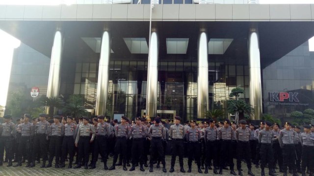 Polisi diturunkan saat Amien Rais datang ke KPK (Foto: Marcia Audita/kumparan)