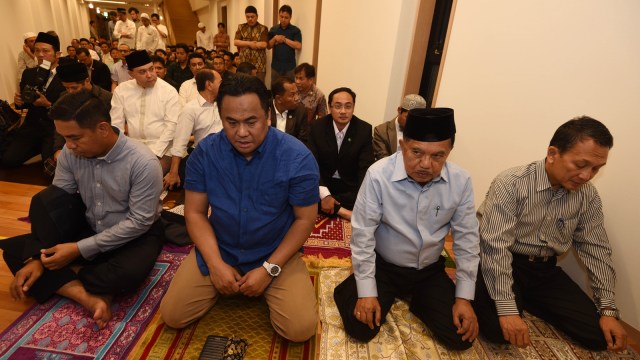 Wapres JK Tarawih di Masjid Indonesia Tokyo. (Foto: Antara/Akbar Nugroho Gumay)