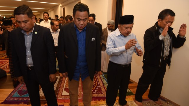Wapres JK Tarawih di Masjid Indonesia Tokyo (Foto: Antara/Akbar Nugroho Gumay)