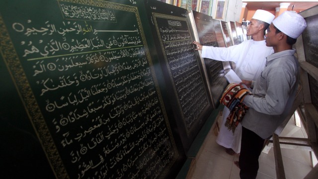 Alquran Terbesar di Bogor. (Foto: Antara/Yulius Satria Wijaya)