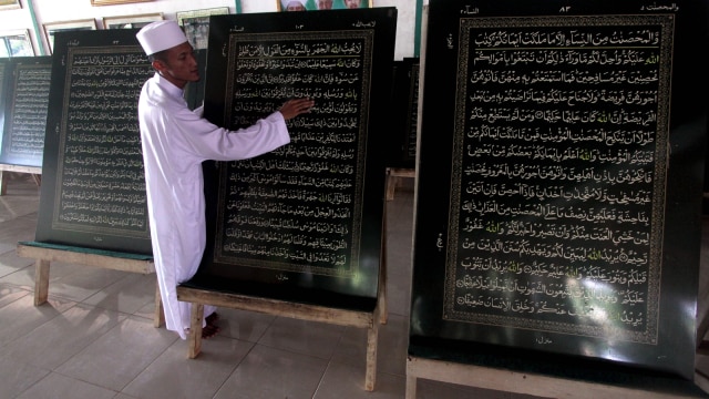 Alquran Terbesar di Bogor. (Foto: Antara/Yulius Satria Wijaya)