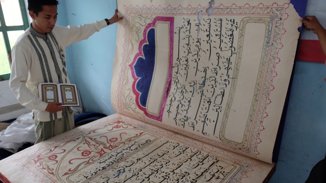 Alquran Raksasa di Cilegon (Foto: Antara/Ritzka Kurnia)