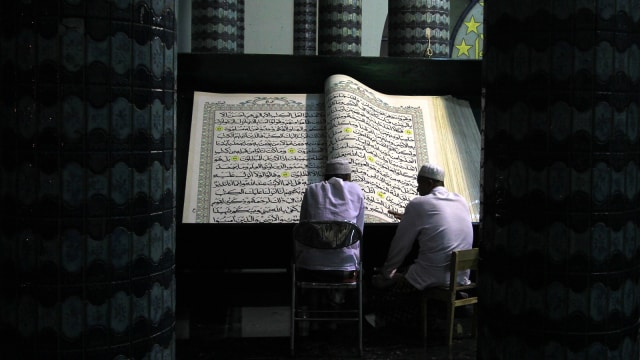 Alquran Raksasa di Banyuwangi. (Foto: Antara/Budi Candra Setya)