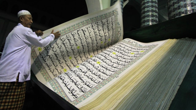 Alquran Raksasa di Banyuwangi (Foto: Antara/Budi Candra Setya)