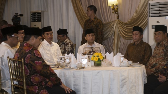 Jokowi buka puasa bersama di kediaman Setnov (Foto: Antara/Rosa Panggabean)