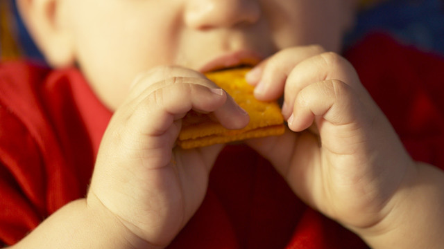 Membawa Camilan untuk Si Kecil (Foto: Thinkstock)
