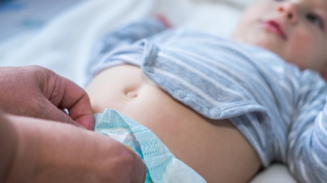 Ganti popok si kecil (Foto: Thinkstock)