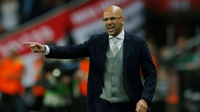 Peter Bosz kini tangani Dortmund. (Foto: Reuters/Andrew Couldridge)