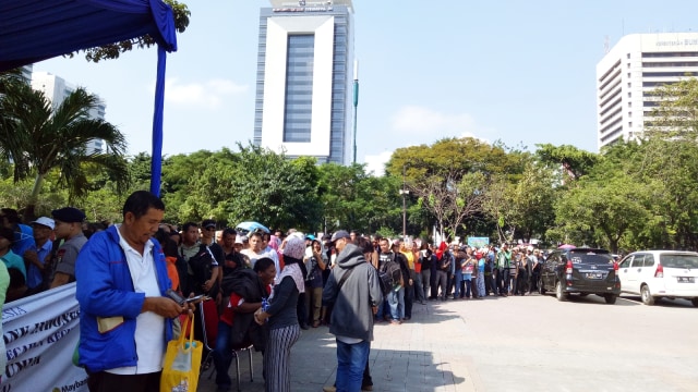 Antrean penukaran uang di Monas. (Foto: Novan Nurul Alam/kumparan)