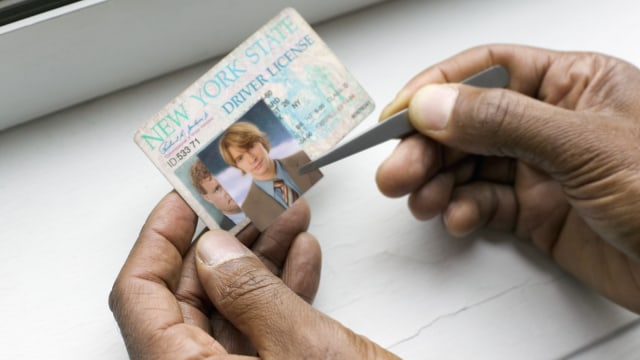 Cek identitas dan Latar Belakang (Foto: Thinkstock)