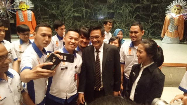 Djarot bersama Pasukan Putih (Foto: Johanes Hutabarat/kumparan)