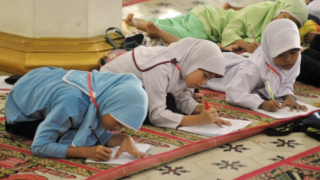 Anak SD ketika pesantren kilat (Foto: ANTARA FOTO/Iggoy el Fitra)