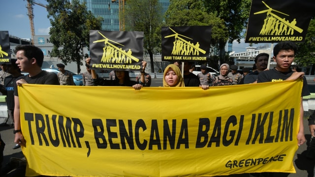 Aktivis Greenpeace protes Trump (Foto: Antara/Widodo S Jusuf)