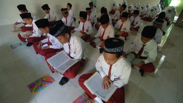 Siswa SD mengaji di Pondok Ramadhan (Foto: Saiful Bahri/ANTARA)