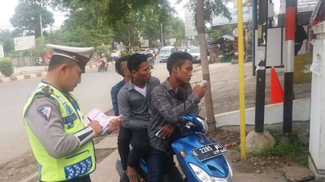 Polisi Cirebon menilang pemotor (Foto: Instagram @tmcpolrescirebonkota)