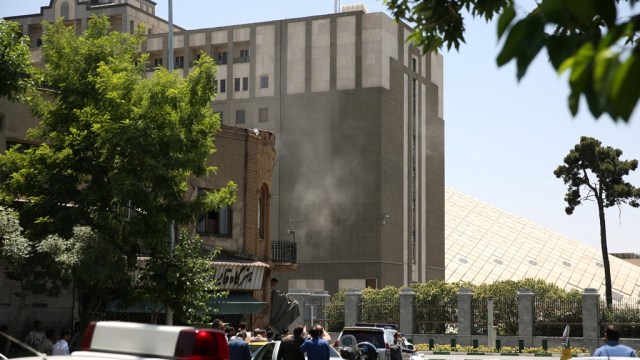 Terlihat asap ketika teror berlangsung di Iran (Foto: REUTERS)