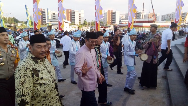 Djarot disambut di Masjid Hasyim Asy'ari. (Foto: Johanes Hutabarat/kumparan)