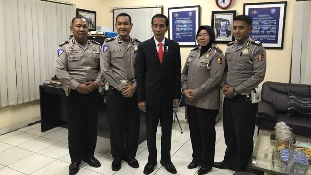 Jokowi salat di Tol Jagorawi (Foto: Dok. Istimewa)