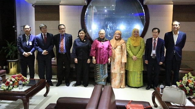 Foto bersama jajaran Dubes. (Foto: Dok. ​KBRI Dhaka)