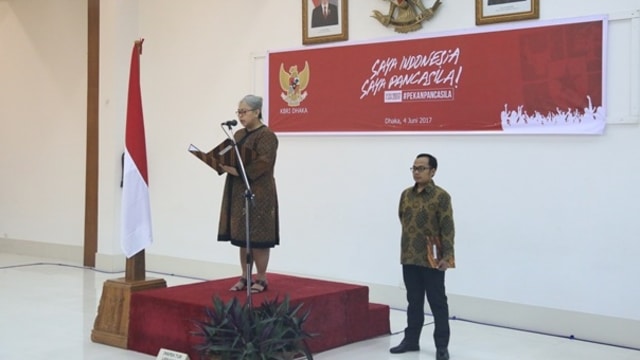 Dubes Rina memimpin upacara. (Foto: Dok. ​KBRI Dhaka)