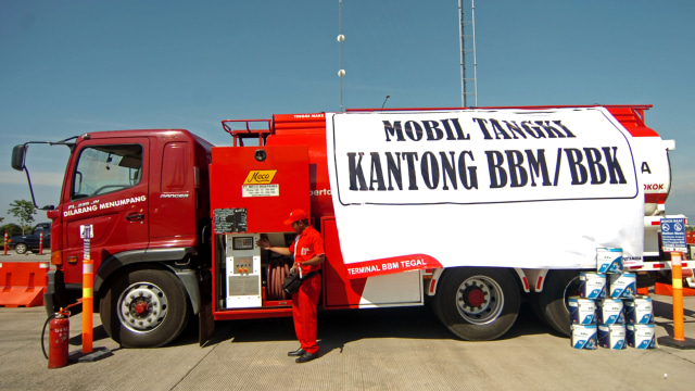 Truk tangki BBM di jalur mudik (Foto: Oky Lukmansyah/ANTARA)